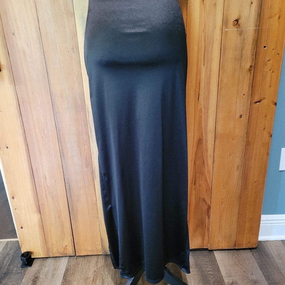 Elegant Black Satin Dress - Picture 6 of 10